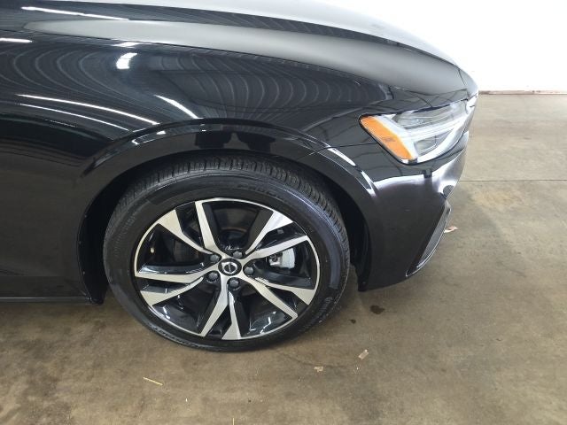 2024 Volvo S60 B5 Core Dark Theme