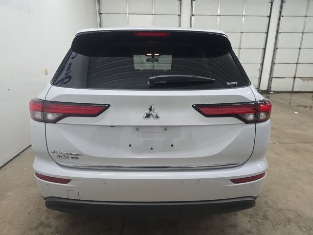 2022 Mitsubishi Outlander ES